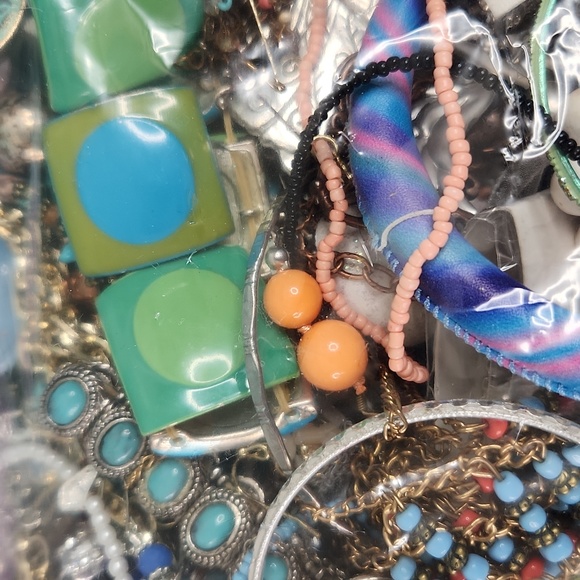 4lb Mystery Craft Broken Jewelry Loose Beads Lot PRICE FIRM - CANNOT BE BUNDLED - Picture 7 of 8